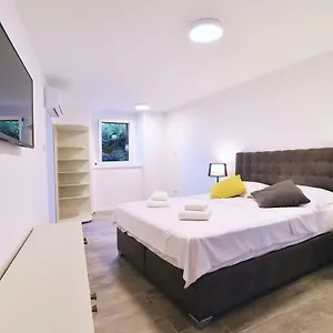 Pia Volosko, Apartman